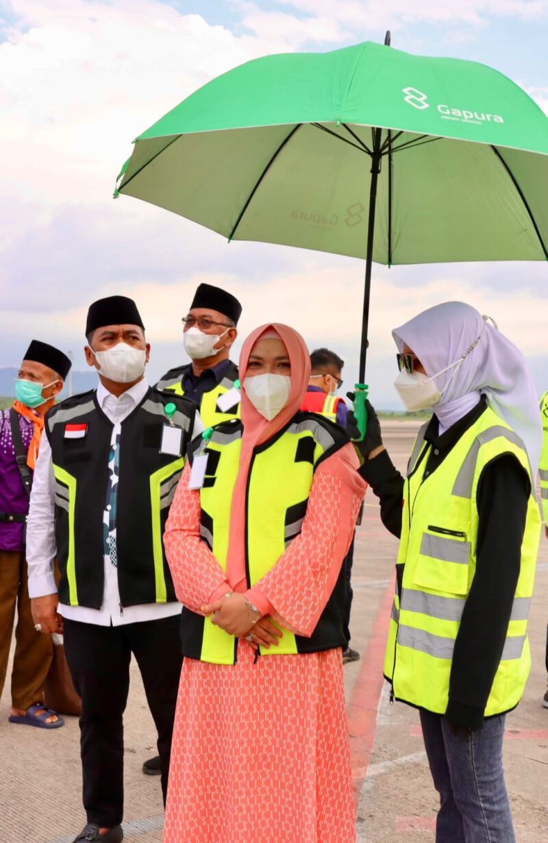 Bupati Wajo, H.Andi Rosman bersama Ketua Tim Penggerak PKK Kabupaten Wajo, Hj.Fatmawati A.Rosman saat menjemput kedatangan Jamaah Haji asal kabupaten Wajo