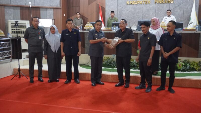 Wabup Pinrang Sudirman Bungi menyerahkan Ranperda tentang pertanggung jawaban pelaksanaan APBD Tahun 2024 kepada ketua DPRD Pinrang disaksikan Wakil ketua DPRD Pinrang