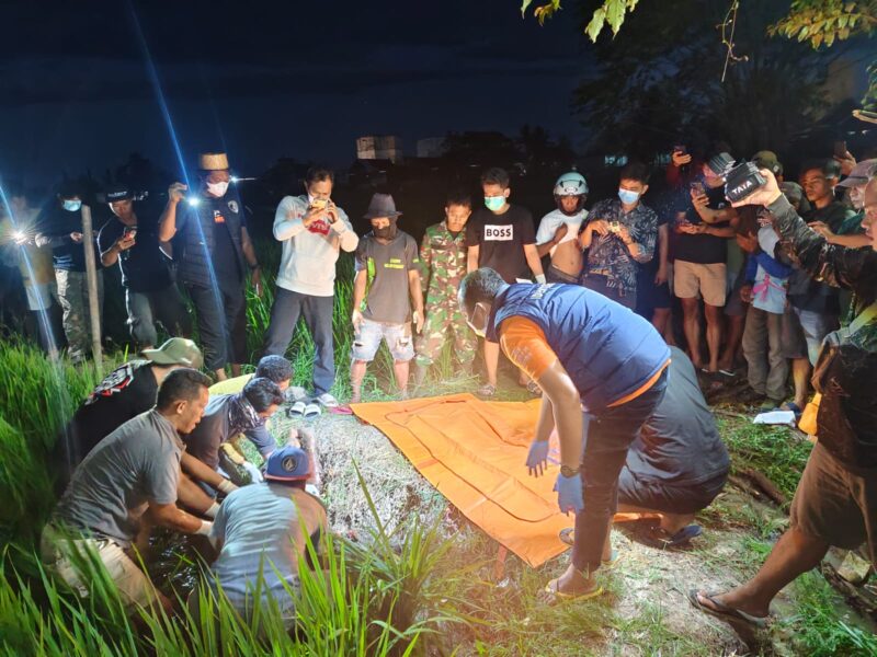 Penemuan mengejutkan di tengah sawah! Polisi dan tim forensik mengidentifikasi jasad yang telah membusuk selama beberapa hari