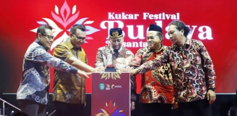 Dari Tenggarong, kita merajut keberagaman. Delapan provinsi, ratusan warna budaya, satu Nusantara yang kita banggakan. Kukar Festival Budaya Nusantara 2025, panggung harmoni untuk Indonesia
