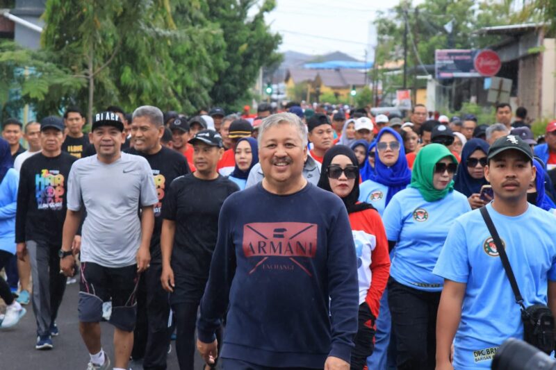 Bupati Pinrang Andi Irwan Hamid berbaur bersama Ribuan peserta dari berbagai unsur  mengikuti gerak jalan sehat dalam rangka HUT Koperasi Ke-78