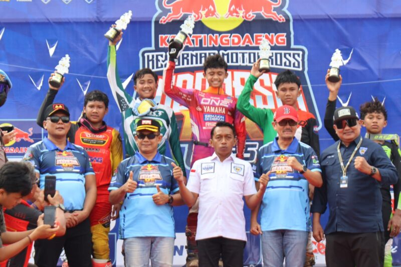 Wakil Bupati Pinrang didampingi Ketua Harian Ikatan Motor Indonesia (IMI) Provinsi Sulawesi Selatan yang juga Bupati Sidenreng Rappang, H. Syahruddin Alrif serta tokoh otomotif dan pecinta olahraga motor cross berpose bersama