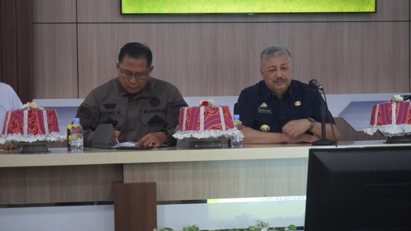 Bupati Pinrang H.A. Irwan Hamid, didampingi Kajari Pinrang Agung Kade Kusimantara, memimpin  Sidang Gugus Tugas Reforma Agraria