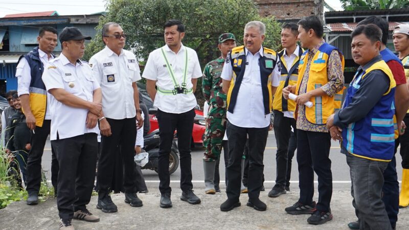 Bupati Pinrang didampingi Plt. Kepala Dinas Sumber Daya Air dan Bina Konstruksi (SDA-BK)  A. Sinapati Rudi, Kepala Dinas Bina Marga, Cipta Karya dan Tata Ruang Awaludin Maramat, Pejabat Pembuat Komitmen OP3 BBWS Pompengan – Jeneberang Fitra Suhermanto, serta Camat Mattiro Bulu Aris Mangopo