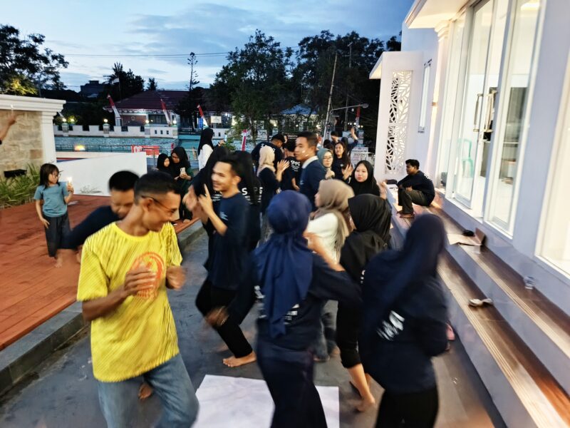 Dengan semangat, para relawan SPPG Bau Baharuddin mengikuti team building dalam  rangkaian HUT RI ke 80 dan BGN ke 1