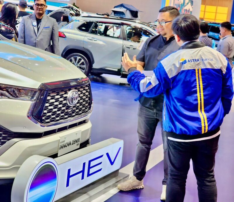 Di ajang GIIAS, pembelian mobil pengunjung berkesempatan mewujudkan impiannya memiliki mobil Toyota Innova Zenix yang menjadi produk paling laris untuk mobil tipe hybrid di Indonesia