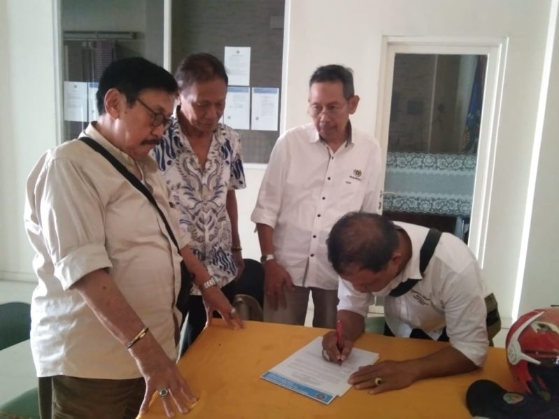 Penandatanganan berita acara konferensi PWI Kabupaten Soppeng oleh ketua terpilih Andi Jumawi