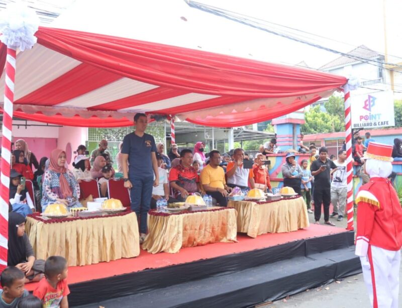 Ketua panitia yang juga kadis komunikasi dan informatika dan persandian Andi  Haswidy Rustam didampingi Wakil Kepala Kepolisian Resor Pinrang, Kompol Yusuf Bado, dan Kepala Dinas Pendidikan dan Kebudayaan A.Macca menerima peserta gerak jalan tingkat SD
