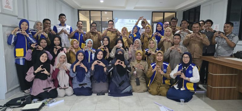 Foto bersama Komunitas Guru Hebat Berbagi usai acara pembekalan