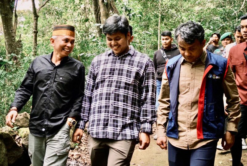Kunjungan ke Situs Bulu Matanre oleh Direktur Kemahasiswaan Unhas, Ketua DPRD Kabupaten Soppeng dan Ketua BUMDes Mattabulu dalam kegiatan Relaunching Desa Wisata Mattabulu, Minggu 7 September 2025