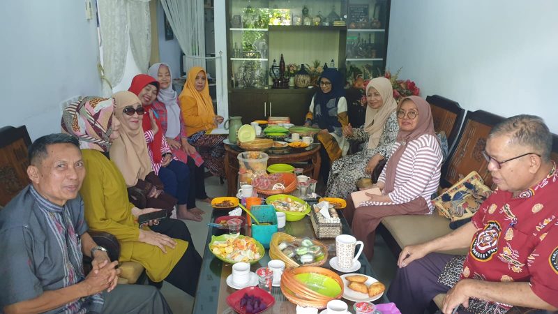 Suasana rapat persiapan pelaksanaan Jumat Berkah yang dilakukan oleh pengurus Lembaga Lanjut usia Indonesia (LLI) Provinsi Sulsel  yang memberikan kepedulian kepada kaum duafa dan kurang mampu dengan pemberian nasi dos.