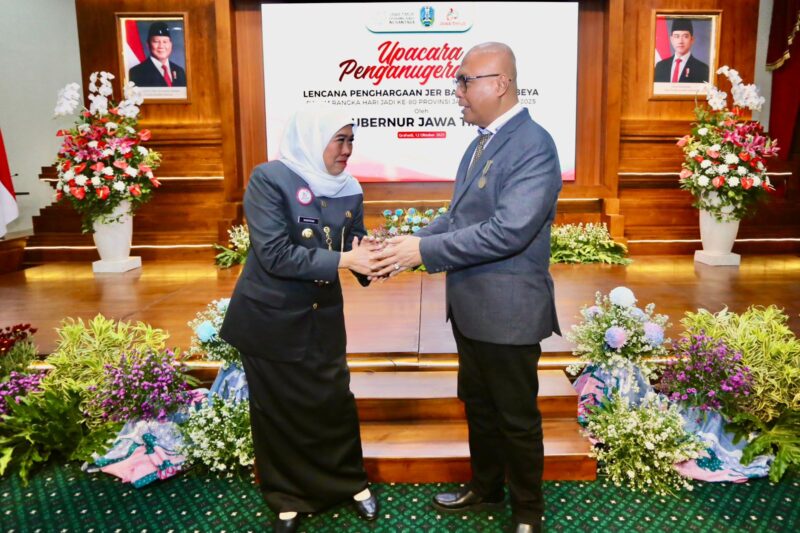 Ketua Umum Persatuan Wartawan Indonesia (PWI) Pusat, Akhmad Munir ( kanan), terima Lencana Kehormatan Provinsi Jawa Timur “Jer Basuki Mawa Beya” dari Gubernur Jawa Timur, Khofifah Indar Parawansa (kiri) Minggu 12 Oktober 2025