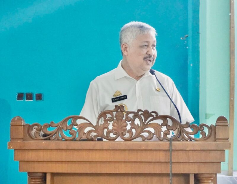 Bupati Pinrang H. A. Irwan Hamid, S.Sos memimpin  Sidang Komisi Irigasi, bersama para stakeholder dan anggota komisi irigasi.