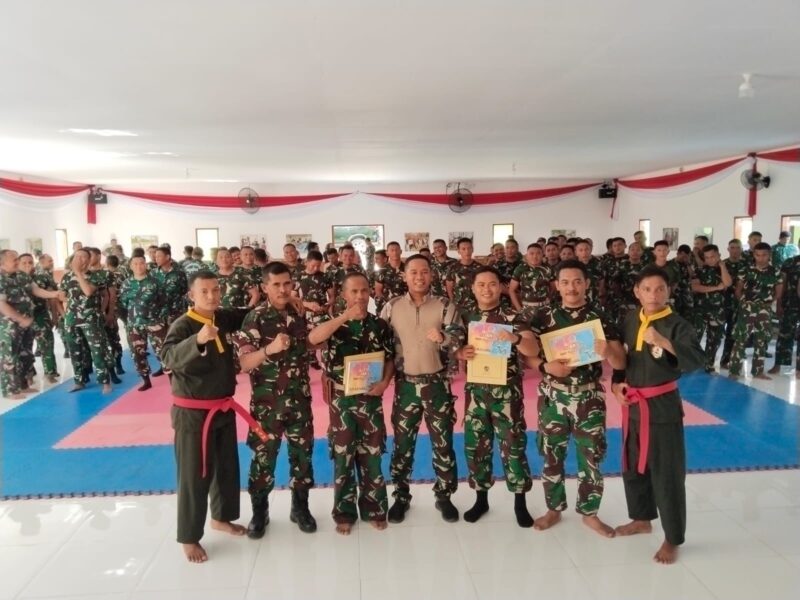 Dandim 1406/Wajo, Letkol Inf Harianto, S.I.P., berpose bersama para prajurit usai pertandingan Pencak Silat Militer di Aula Serbaguna Makodim 1406/Wajo, Jumat (24/10/2025). Momen kebersamaan itu mencerminkan semangat juang, disiplin, dan solidaritas prajurit TNI di bawah komando Kodim 1406/Wajo