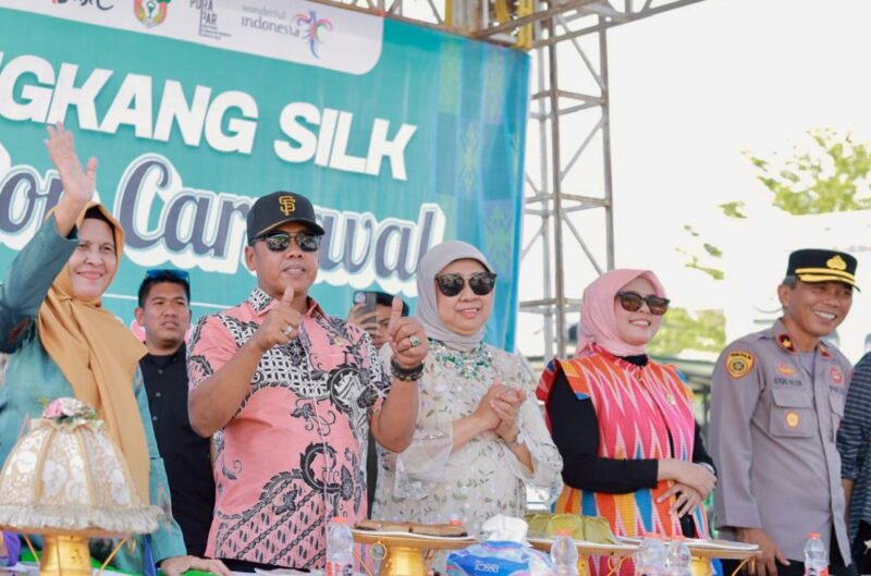 Bupati Wajo H. Andi Rosman menyaksikan parade Sengkang Silk Fashion Karnaval di depan Masjid Agung Ummul Quraa, bagian dari Festival Danau Tempe 2025. Ia menegaskan sutra sebagai simbol identitas dan kekuatan ekonomi kreatif masyarakat Wajo