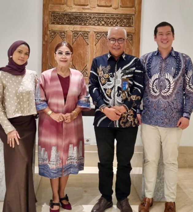 Ketua Umum PWI Pusat Akhmad Munir (dua dati kanan) diapit Ketua Umum HAPI Enita Adyalaksmita bersama Presiden JCI (Junior Chamber International) Batavia Raymond Lee Santoso dan Fast Local President Athika Batangtaris