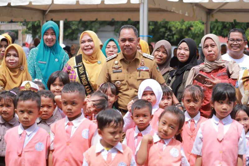 Bupati Wajo H. Andi Rosman bersama Bunda PAUD Hj. Fatmawati Andi Rosman tersenyum hangat di tengah keceriaan peserta didik PAUD potret kasih dan harapan untuk generasi emas Wajo