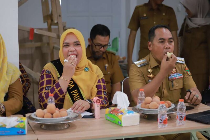 Senyum, semangat, dan sebutir telur!  Bupati Wajo dan Bunda PAUD berbagi inspirasi gizi bersama anak-anak PAUD — langkah kecil menuju Wajo tanpa stunting