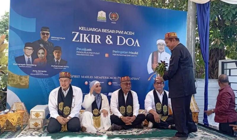 Ketua Persatuan Wartawan Indonesia (PWI) Pusat Akhmad Munir ( dua dari kanan) bersama Sekjen PWI Pusat Zulmansyah Sekedang ( kanan) dan  sejumlah pengurus menjalani prosesi 'Peusijuk' atau tepung tawar, tradisi adat masyarakat Aceh dalam menyambut tamu kehormatan