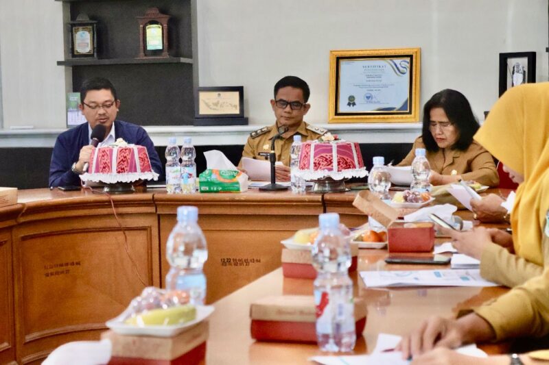 Wabup Pinrang Sudirman Bungi saat memberikan pengarahan di dampingi kadis kesehatan Pinrang Drg Dyah Puspita Sari