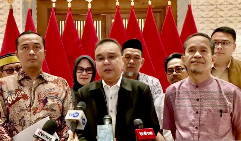 Wakil Ketua DPR Sufmi Dasco Ahmad (tengah) dan Menteri Sekretaris Negara Prasetyo Hadi (kiri) di Lanud Halim Perdanakusuma, Jakarta, Kamis 13 Bopembet 2025 mengumumkan pemberian rehabilitasi oleh Presiden Prabowo Subianto kepada dua guru ASN asal Luwu Utara yang dipecat akibat pungutan ke orang tua murid untuk membantu membayar gaji guru honorer. ANTARA