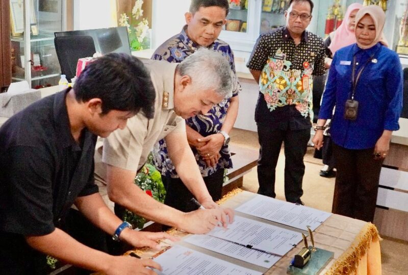 Penandatanganan kesepakatan bersama antara Bupati Pinrang dan PT Ganesha Multi Kreatif yang berlangsung di Ruang Rapat Bupati Pinrang, disaksikan Wabup Pinrang.