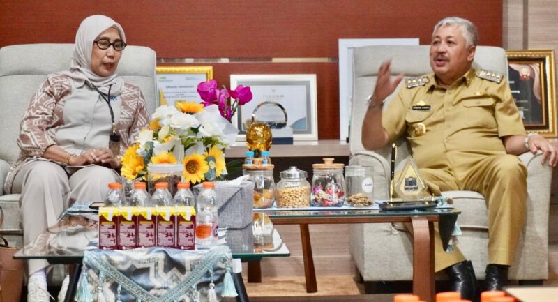 Ketua Tim Penilai Adipura Arnianah Alwi S. Si., M Si disambut Bupati Pinrang H.A. Irwan Hamid di ruang kerjanya