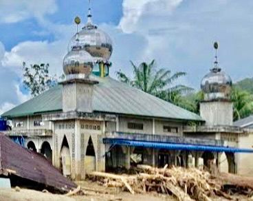 Kondisi bangunan Masjid Taqwa Guo di Kecamatan Kuranji, Kota Padang yang masih kokoh meskipun diterjang banjir bandang.