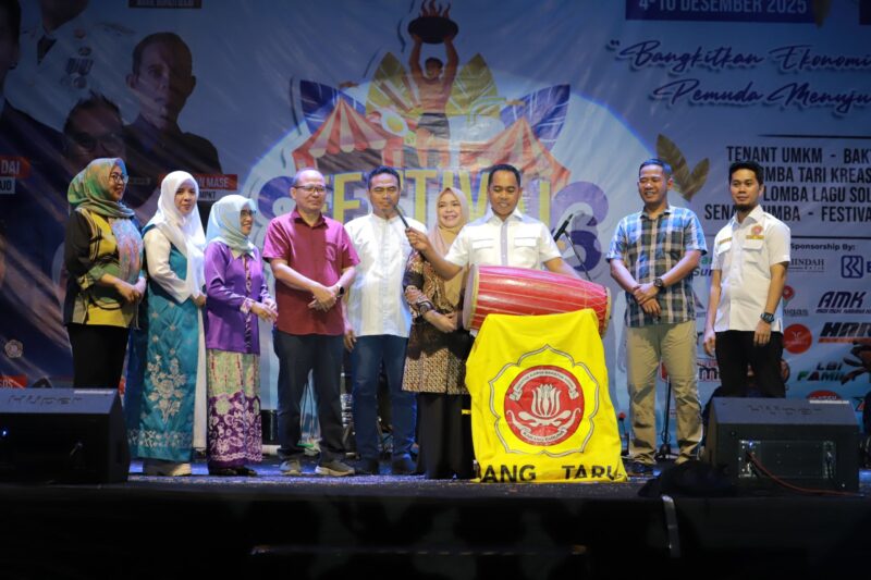 Dengan satu hentakan genderang, Bupati Wajo membuka Festival UMKM Karang Taruna 2025 dan menegaskan komitmen pemerintah mengakselerasi UMKM Wajo ke level yang lebih tinggi