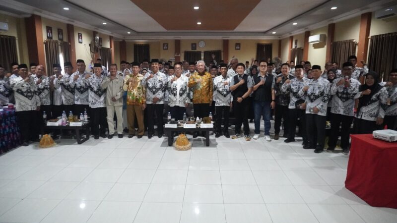 Bupati Pinrang H.A. Irwan Hamid, S.Sos berpose bersama peserta konferensi kerja PGRI Kabupaten Pinrang