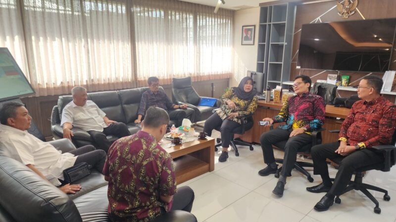 Bupati Pinrang H.A. Irwan Hamid, S.Sos saat melakukan koordinasi di Kementerian Sosial Republik Indonesia,  guna menyampaikan usulan lahan yang direncanakan menjadi lokasi pembangunan Sekolah Rakyat di Kabupaten Pinrang