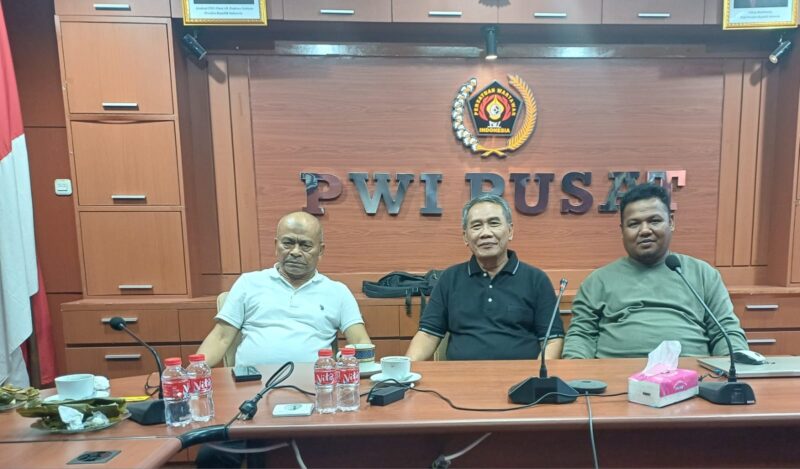 FOTO : Ketua DK PWI Pusat Atal S Depari bersama Direktur dan Wadir PWI Peduli Pusat