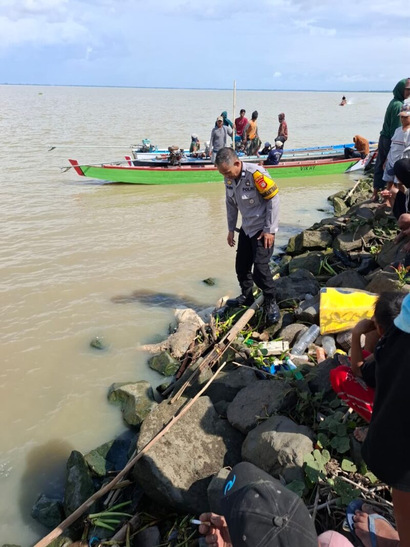Proses Evakuasi Mayat Tanpa Kepala Yang Ditemukan di Perairan Danau Tempe