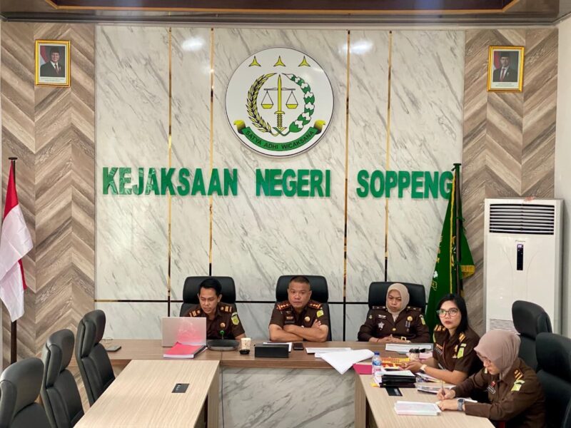 Kepala Kejaksaan Negeri Soppeng, Sulta D. Sitohang, S.H., M.H. mendapat apresiasi oleh Jaksa Agung Muda Tindak Pidana Umum karena berani berinisiasi yang menjadi pertama menerapkan kewenangan baru Jaksa Plea Bargain dalam Pasal 78 KUHAP.