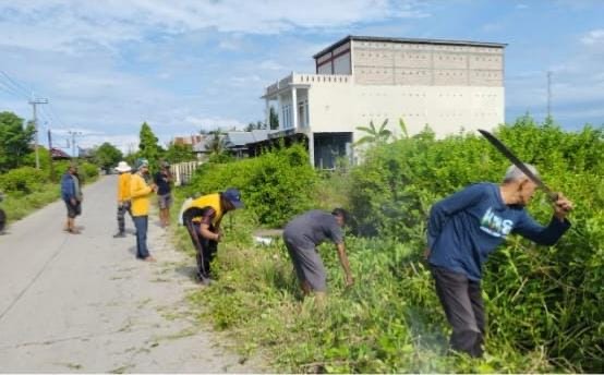 Polres Pinrang di Pimpin Wakapolres Kompol Yusuf Bado, SH Menggelar aksi kerja bakti massal disejumlah titik