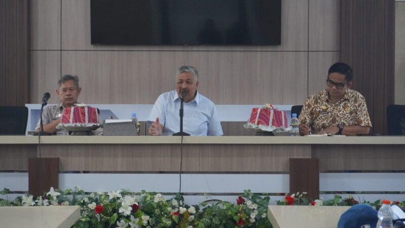 Bupati Pinrang Irwan Hamid didampingi Wabup Sudirman Bungi memimpin rapat koordinasi bersama jajaran Pemkab Pinrang
