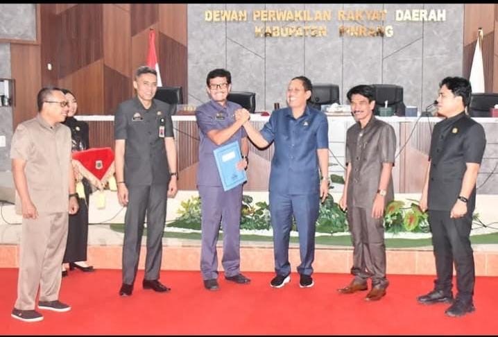 Ketua DPRD Pinrang, H. Nasrun Paturusi didampingi Wakil Ketua DPRD Pinrang, Ir. Syamsuri dan Sakkairfandi menyerahkan hasil Reses kepada Sekda Pinrang, A. Calo Kerrang, SP.,M.Si, disaksikan Sekwan Pinrang, Syamsumarlin, SS.,M.Si, serta Kepala Bapperida, A. Fakhruddin, S.Sos.,M.Si