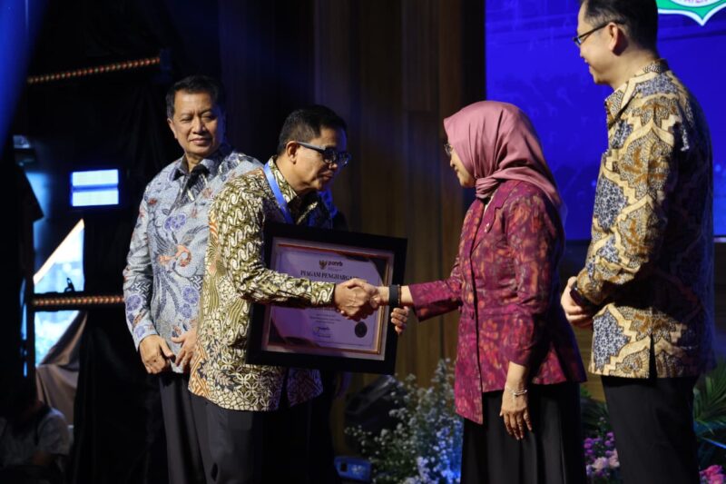Wakil Bupati Pinrang, Sudirman Bungi, S.IP., M.Si., menerima penghargaan yang diserahkan oleh Menteri PAN dan RB, Rini Widyantini, dalam gelaran SAKIP dan ZI Awards