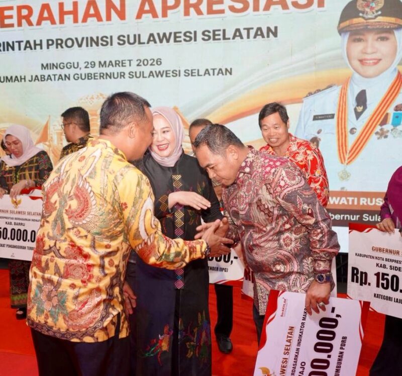 Pemerintah Provinsi Sulawesi Selatan memberi penghargaan kepada Kabupaten Wajo atas pencapaian Kabupaten yang Berprestasi Berdasarkan Indikator Makro kategori Laju Pertumbuhan Produk Domestik Regional Bruto Makassar 29 Maret 2026.