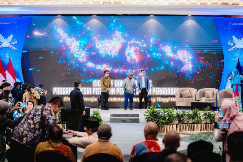 Menteri HAM, Natalius Pigai, Wamen Komdigi, Nezar Patria, dan Ketua Komisi XIII, Willy Aditya, saat Kick Off dan Launching Program Media Pers dan Pembangunan Hak Asasi Manusia di Indonesia, Rabu (11/3/2026), di Hotel Sahid Jaya, Jakarta. 