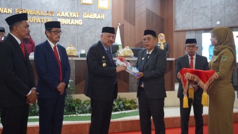 Bupati Pinrang Andi Irwan Hamid didampingi Sekda Andi Tjalo Kerrang menyerahkan LKPJ Kepada Ketua DPRD Pinrang H. Nasrun Paturusi.