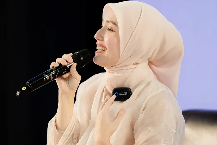 Peragaan busana koleksi sarimbit terbaru Elzatta bertema “Cahaya Keteguhan” yang terinspirasi dari kisah delapan perempuan tangguh dari Mesir ditampilkan dalam acara Glam Meet Up Festival di Yogyakarta. (Foto: Ist)