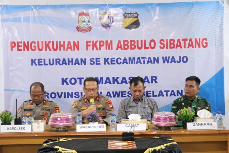 Kapolres Pelabuhan Makassar menyaksikan Penandatanganan Berita Acara Pengukuhan FKPM Kelurahan di 3 Kecamatan.