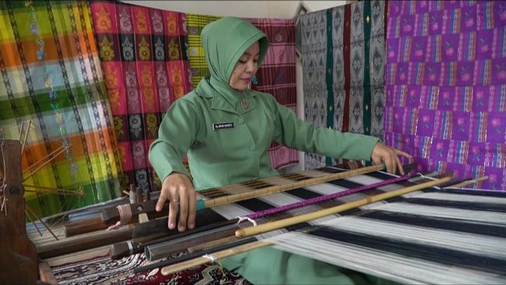 Di setiap helai yang ditenun, Ibu Masniati tak sekadar merangkai benang—ia menuliskan kisah tentang warisan yang dijaga, ketekunan yang tak goyah, dan harapan yang melampaui batas-batas daerah. Sebuah karya yang lahir dari kesabaran, tumbuh dari tradisi, dan bersinar hingga ke panggung yang lebih luas.