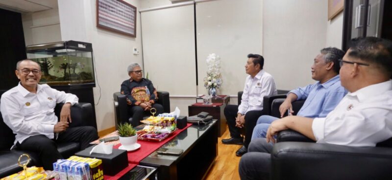 Pimpinan BNI Wilayah 07 Muhammad Arafat (dua dari kiri) bersama Zulkifli Gano Zottoh Plt Ketua PWI Sulsel. Mendukung program peningkatan kapasitas para wartawan melalui uji kompetensi wartawan yang dilaksanakan.