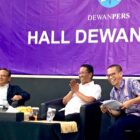 Menteri Hukum Supratman Andi Agtas (tengah) dan Ketua Dewan Pers Prof Komaruddin Hidayat (kiri) saat berdiskusi tentang perlindungan karya jurnalistik dalam RUU Hak Cipta dengan moderator anggota Dewan Pers Dahlan Dahi (kanan) di Hall Dewan Pers, Kamis 23 April 2026. (Foto: Istimewa)