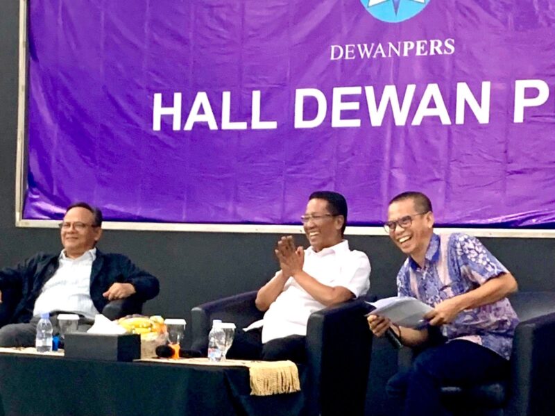 Menteri Hukum Supratman Andi Agtas (tengah) dan Ketua Dewan Pers Prof Komaruddin Hidayat (kiri) saat berdiskusi tentang perlindungan karya jurnalistik dalam RUU Hak Cipta dengan moderator anggota Dewan Pers Dahlan Dahi (kanan) di Hall Dewan Pers, Kamis 23 April 2026. (Foto: Istimewa)