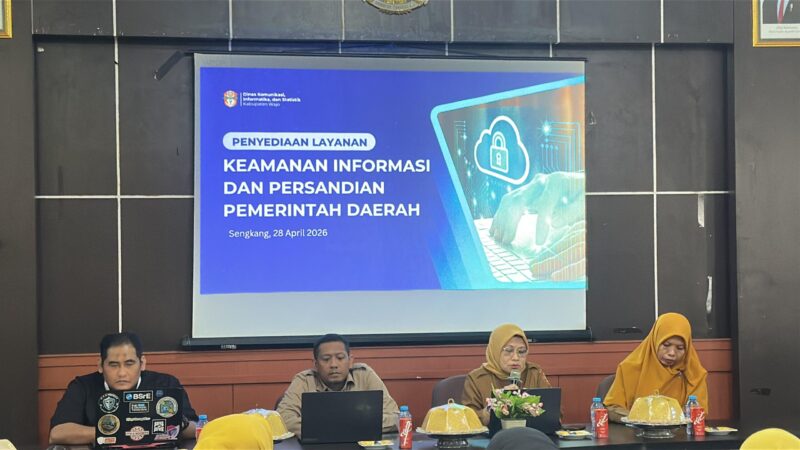 Kadis Diskominfotik Kabupaten Wajo, Ir. Andi Musdalifah Z, M.Si bersama narsumber dari Diskominfo dan SP Propinsi Sulsel saat membuka sosialisasi penggunaan Tanda Tangan Elektronik (TTE) Lingkup Pemkab Wajo.