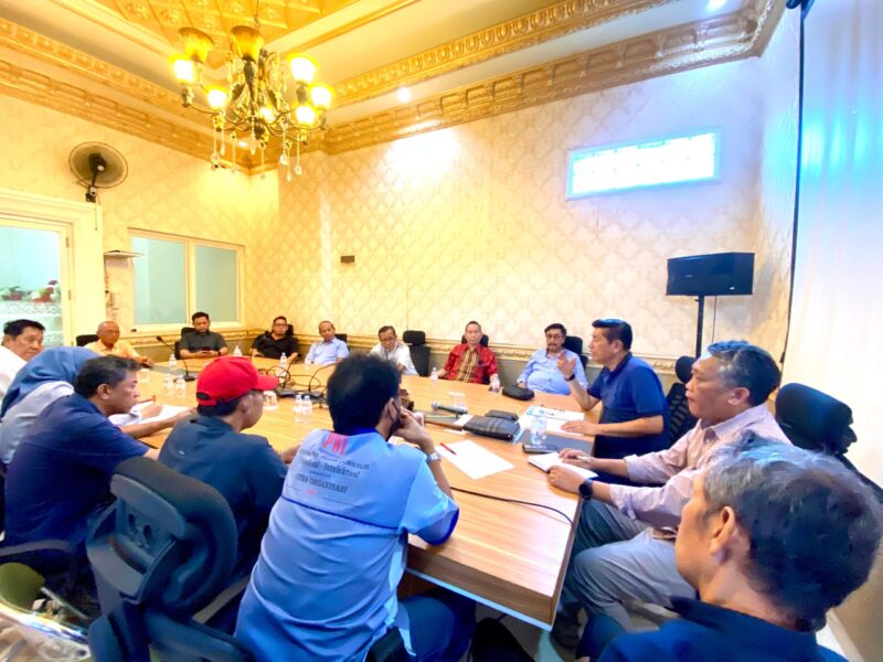 Suasana rapat penitia pelaksana (OC) dan panitia pengarah (SC)  untuk mengevaluasi tahapan agenda kegiatan yang berlangsung di Sekretariat Panitia Kantor PWI Sulsel jalan Maccini, Makassar.