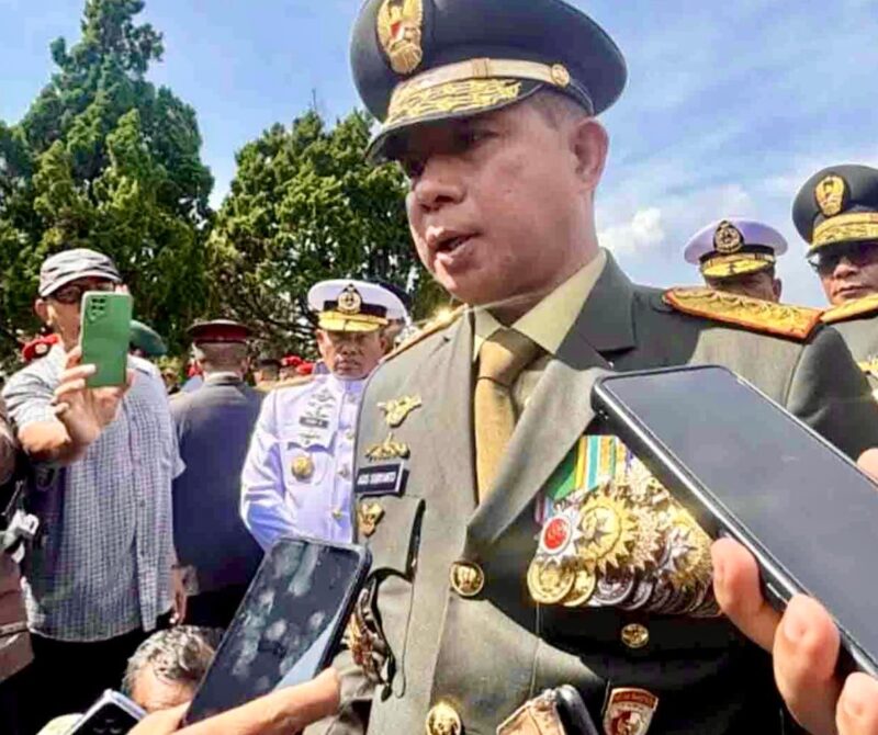 Panglima TNI Jenderal TNI Agus Subiyanto saat memberikan keterangan pers usai memimpin upacara militer pemakaman Mayor Zulmi di Taman Makam Pahlawan Cikutra, Minggu 5 April 2026.